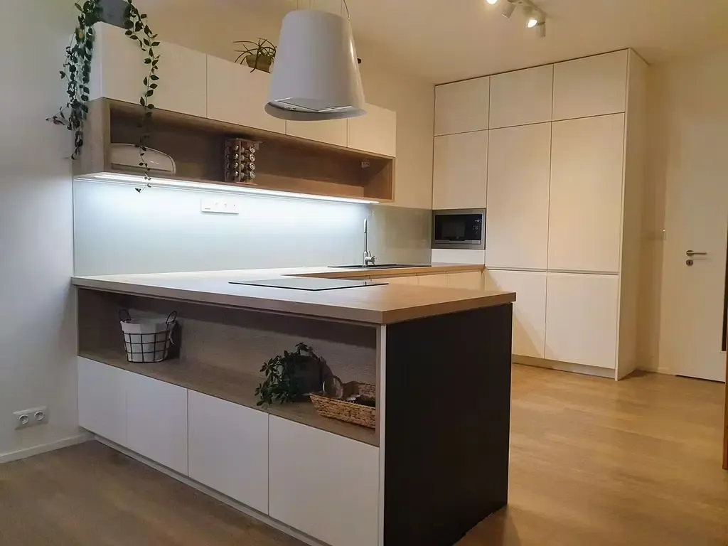Interiér bytu na Žižkově — kuchyňská linka s lakovanými dvířky